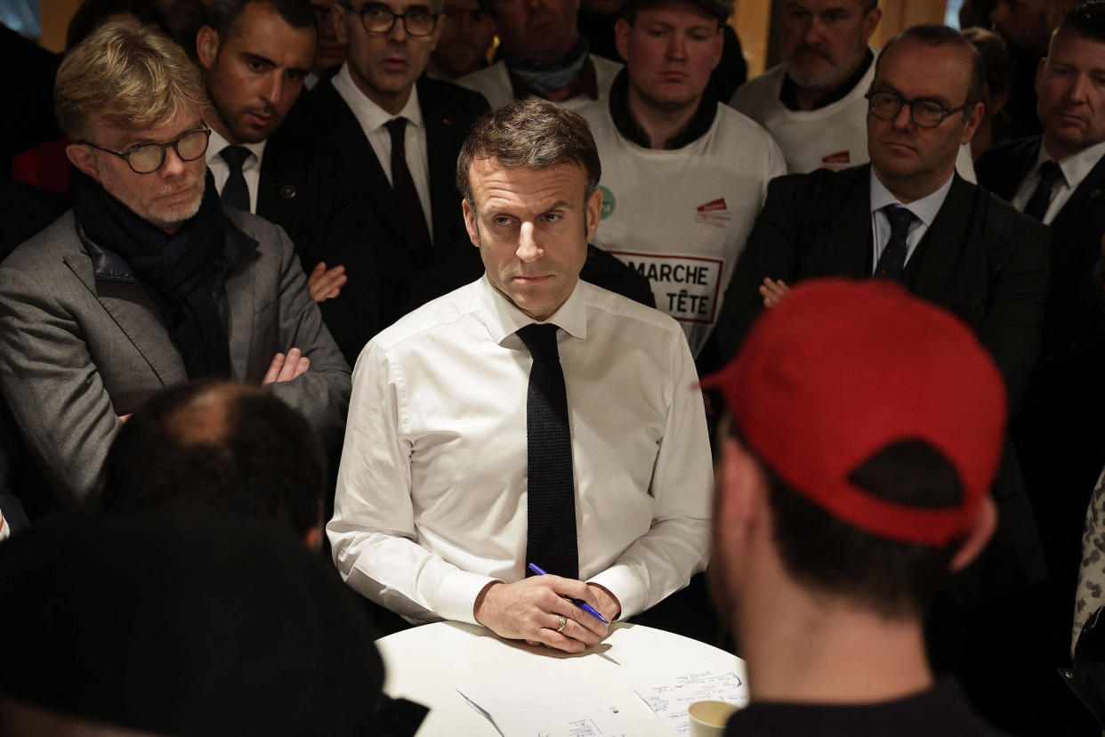 Emmanuel Macron, ici à la rencontre des syndicats agricoles de la FNSEA, des Jeunes agriculteurs (JA) et de la Coordination rurale (CR), lors de la journée d’ouverture du 60e Salon international de l’Agriculture, à Paris, le 24 février 2024. 