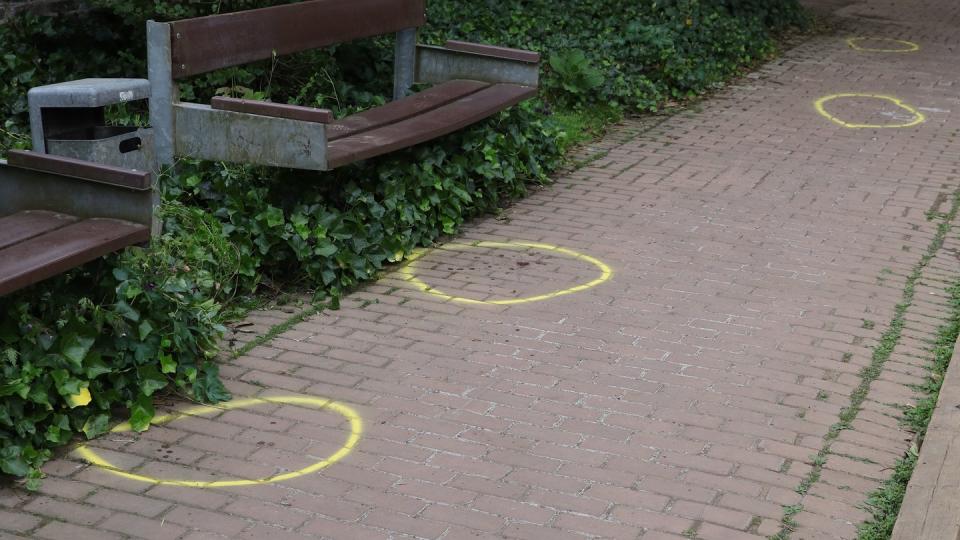 Mitten am Tag in einem öffentlichen Park. Ein 15-jähriges Mädchen wird Opfer einer brutalen Messerattacke. (Bild-Copyright: dpa)