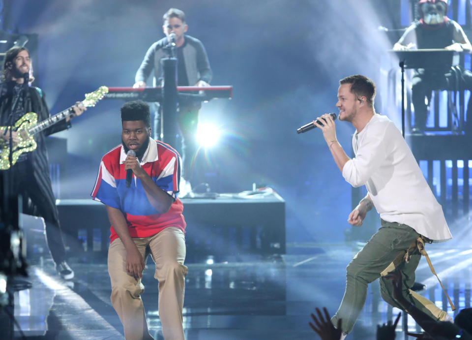 <p>Eine interessante Mischung lieferten Imagine Dragons und Newcomer Khalid, die ein Mash-up ihrer jeweiligen Hits ‘Thunder’ und ‘Young Dumb & Broke’ präsentierten.<br>(Foto: Rex Features) </p>