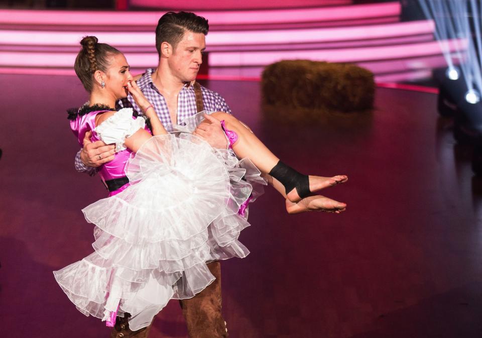 <p><em>DWTS </em>has survived 28 seasons, but not without a few injuries. Sometimes contestants are cleared to dance, but if an injury is deemed too serious for them to continue, they're<a href="https://www.usmagazine.com/entertainment/pictures/dancing-with-the-stars-stars-forced-to-quit-the-show/dorothy-hamill/" rel="nofollow noopener" target="_blank" data-ylk="slk:forced to drop out;elm:context_link;itc:0;sec:content-canvas" class="link "> forced to drop out</a> of the competition.</p>