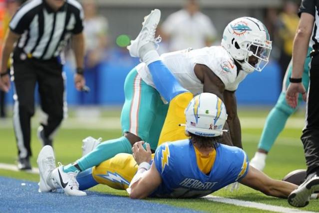 Miami Dolphins safety Jevon Holland, left, and cornerback Jalen