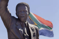 Estatua de Mandela en el Centro Correccional Drakenstein, donde Mandela pasó sus últimos añosde prisión. (AP Photo / Schalk van Zuydam)