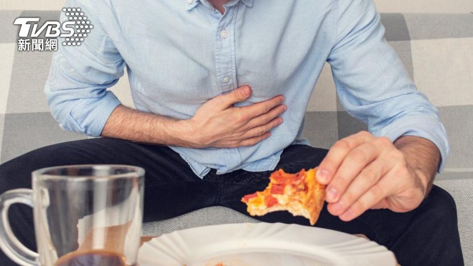 吃太飽、吃太快都可能出現胃食道逆流症狀。（示意圖／Shutterstock達志影像）