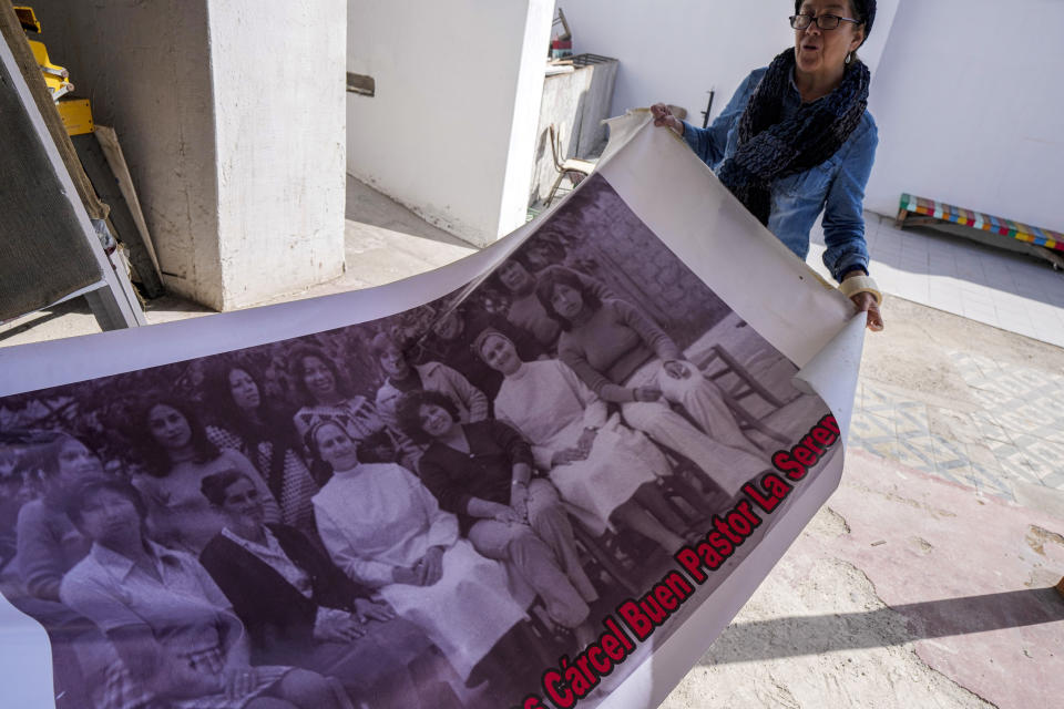 Yelena Monroy muestra una fotografía de 1974 en la que aparece su madre Eliana Rodríguez, abajo a la izquierda, sentada con otros prisioneros políticos durante la dictadura del general Augusto Pinochet en "El Buen Pastor", construido originalmente para albergar a menores detenidas y dirigido por monjas católicas que se convirtió en un centro de detención para prisioneros políticos durante la dictadura en La Serena, Chile, el viernes 1 de septiembre de 2023. (AP Foto/Esteban Felix)