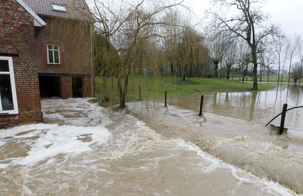 A house is submerged by water near the Dender river during floods near Geraardsbergen January 13, 2011. Several rivers burst their banks due to heavy rain flooding several towns and villages in Belgium, local media reported.  REUTERS/Francois Lenoir    (BELGIUM - Tags: DISASTER ENVIRONMENT)