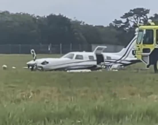 小型飛機「硬著陸」後，左側機翼斷2截。（圖／翻攝自推特）