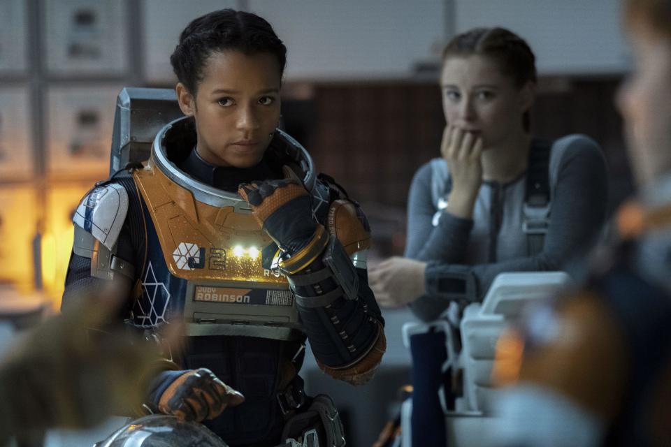 PERDUS DANS L'ESPACE LOST IN SPACE 2018- serie TV creee par Matt Sazama et Burk Sharpless saison 2 episode 1 Taylor Russell Mina Sundwall. science fic