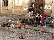 <p>La gente busca heridos a las puertas de un mercado de Sarajevo en el que una explosión de mortero causó 40 muertos el 28 de febrero de 1995. (Foto: Peter Andrews / Reuters). </p>