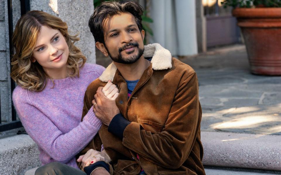 Sam (Rose McIver) und ihr Ehemann Jay (Utkarsh Ambudkar) freuen sich über die übernatürliche Präsenz in ihrem neuen Haus. (Bild: 2020 CBS Broadcasting)