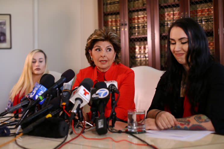 La abogada Gloria Allred (centro) representa a la marine Marisa Woytek (izq.) y a la exmarine Marine Erika Butner, ambas víctimas de la divulgación de fotos íntimas en un grupo de Facebook. (Reuters)