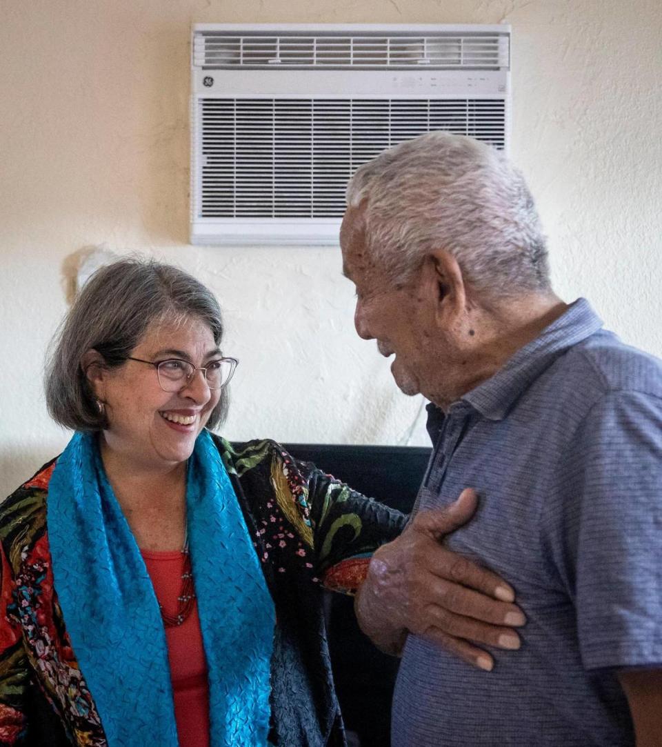 La alcaldesa del Condado Miami-Dade, Daniella Levine Cava, habló con Julio Banegas, de 86 años, a la derecha, en Miami el 28 de noviembre, en el interior de su apartamento, mientras el condado empezaba a instalar aparatos de aire acondicionado en viviendas públicas.