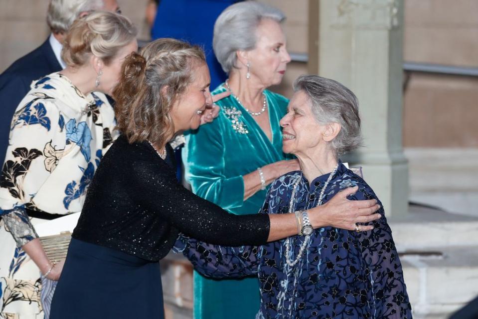 La infanta Elena e Irene de Grecia en la boda de Philippos de Grecia 