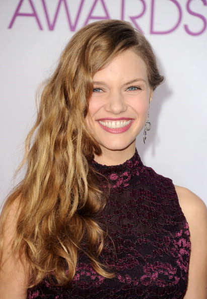 <b>Tracy Spiridakos.</b> Los ondulados ligeros son el look estrella de la temporada, sin embargo, requieren cierta definición cuando se eligen para un evento de gala. Tracy optó por un peinado demasiado casual para un atuendo de terciopelo de suma elegancia. TIP: Para dar definición a tus ondas, pero conservar su ligereza y dinamismo, divide tu cabello en múltiples secciones y enrolla cada una por menos de diez segundos en unas tenazas o plancha.