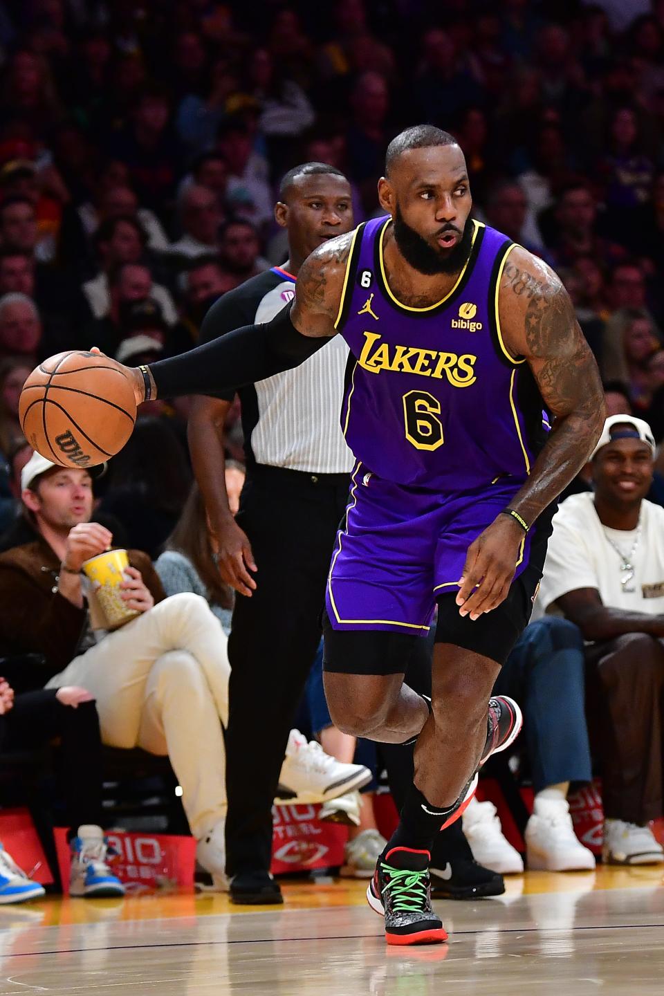 L'attaquant des Los Angeles Lakers LeBron James (6) contrôle le ballon contre les Phoenix Suns lors de la première mi-temps d'un match à la Crypto.com Arena de Los Angeles le 7 avril 2023.
