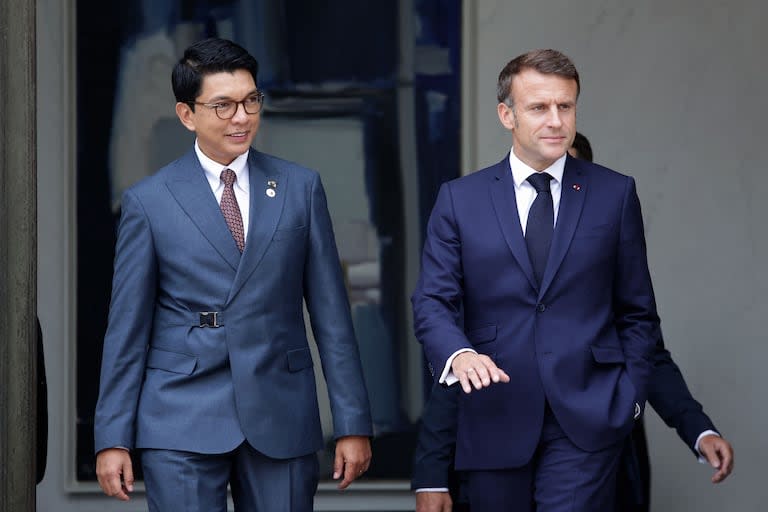 Macron con el presidente de Madagascar, Andry Nirina Rajoelina