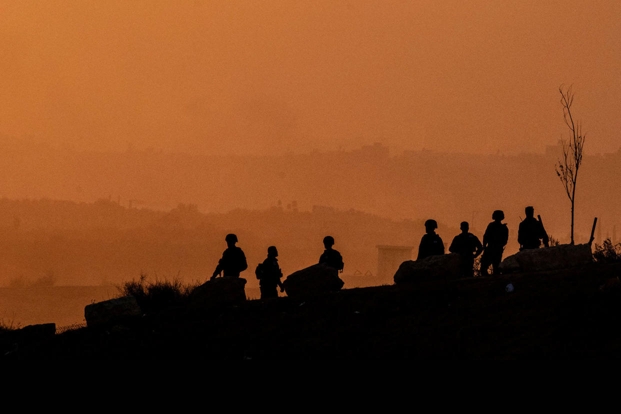 Israeli army soldiers standing on a hilltop Yuri CORTEZ / AFP) (Photo by YURI CORTEZ/AFP via Getty Images