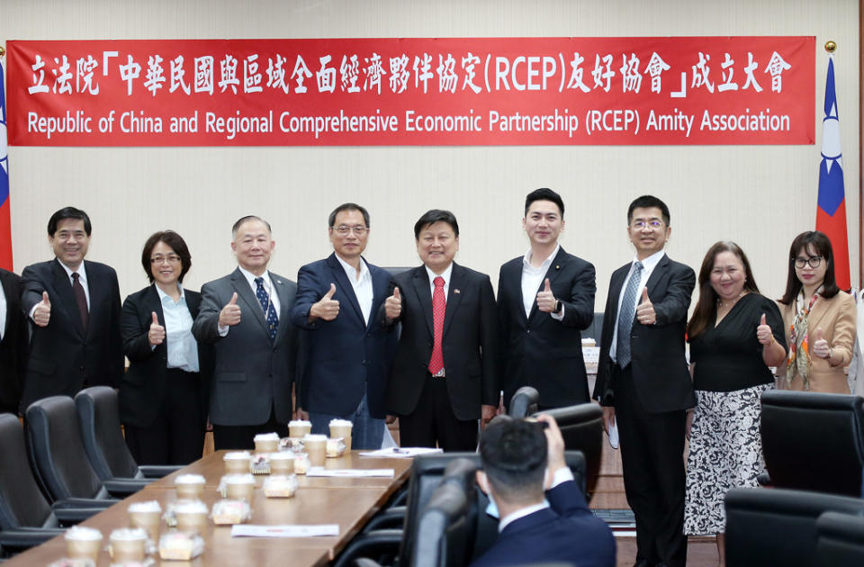 立法院「中華民國與區域全面經濟夥伴協定（RCEP）友好協會成立大會28日在立法院舉行，國民黨團總召傅崐萁（中）與出席立委一同合影留念。（姚志平攝）