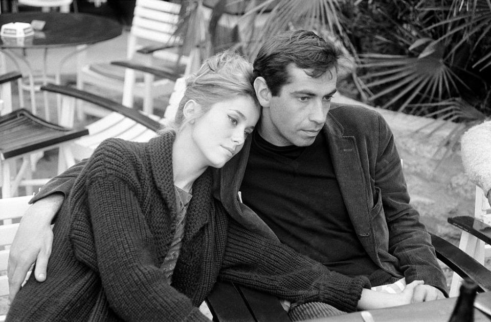 Roger Vadim et Catherine Deneuve ont été en couple entre 1961 et 1963. Après un mariage de cinq ans avec Brigitte Bardot, le réalisateur de <em>Et Dieu... créa la femme, </em>rencontre sur le tournage du film <em>Les Parisiennes</em> la jeune femme âgée de 17 ans. <em>"Ce fut le coup de foudre. Vadim m’apprit à devenir femme, à me faire une personnalité et à vivre dans le bonheur"</em>, racontera cette dernière, pour qui son compagnon a joué un rôle de pygmalion. <em>"Pour Catherine, j’ai été un accélérateur de particules. Elle a réussi plus vite, mais elle aurait été Deneuve d’une façon ou d’une autre"</em>, confirmera Roger Vadim. Bien que le couple ne se mariera pas, l'actrice donnera néanmoins naissance à leur fils, Christian, quelques mois avant leur séparation. (©<em>Reporters Associes/Gamma-Rapho via Getty Images</em>)