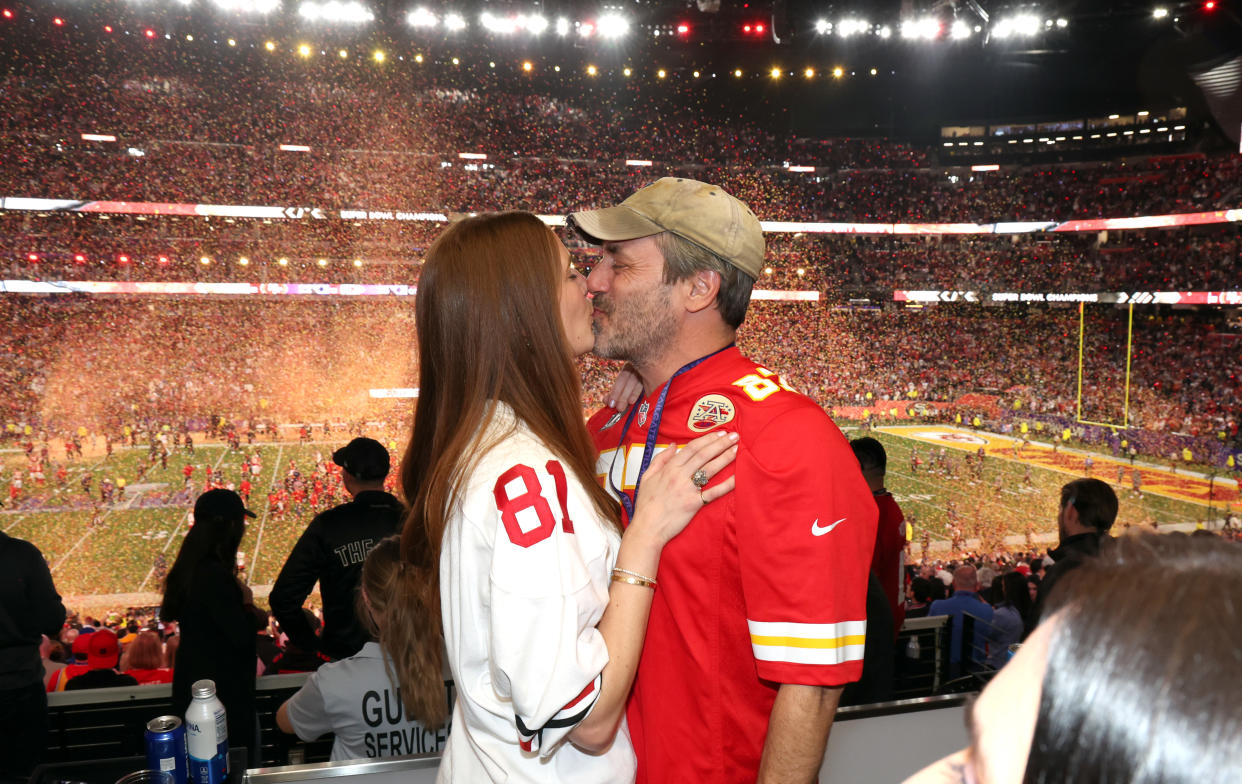 Actor Jon Hamm and his wife, Anna Osceola, share a sweet kiss.