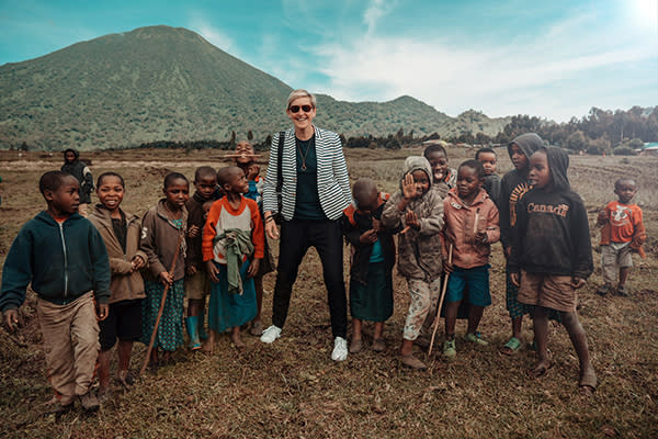 Ellen deGeneres fue criticada por compartir esta imagen junto a niños africanos. Foto: Twitter.com/TheEllenShow