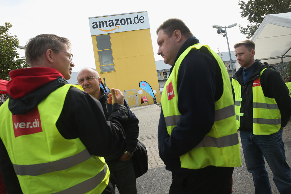 Schon seit 2013 versucht Verdi, Amazon in die Knie zu zwingen. 2014 streiken Mitarbeiter in Leipzig. (Bild: Getty Images)