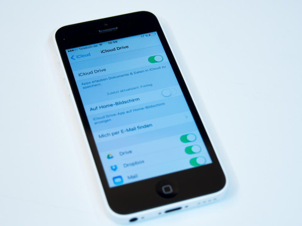 Sollte das iPhone irgendwann einmal den Geist aufgeben: Kein Problem! Schließlich ist jede noch so kleine Datei in der iCloud gespeichert. Das ist zwar praktisch, jedoch nicht zwingend notwendig, denn der Upload von Dateien im Hintergrund frisst unnötig Strom. Im Einstellungsbereich kann unter dem Unterpunkt iCloud manuell eingegeben werden, welche App-Inhalte hochgeladen werden sollen und welche nicht.