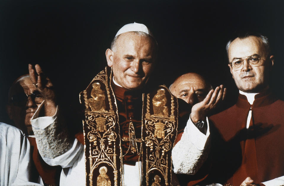 El papa Juan Pablo II, el día de su elección, el 16 de octubre de 1978. El Papa Francisco sorprendió por su atuendo al ser elegido como pontífice pues salió al balcón de la Basílica de San Pedro vestido de blanco, sin la estola o la casulla roja. AP Photo/Massimo Sambucetti