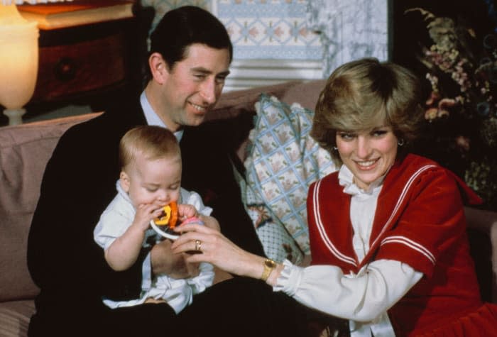 Carlos III con el príncipe Guillermo de bebé y Diana de Gales