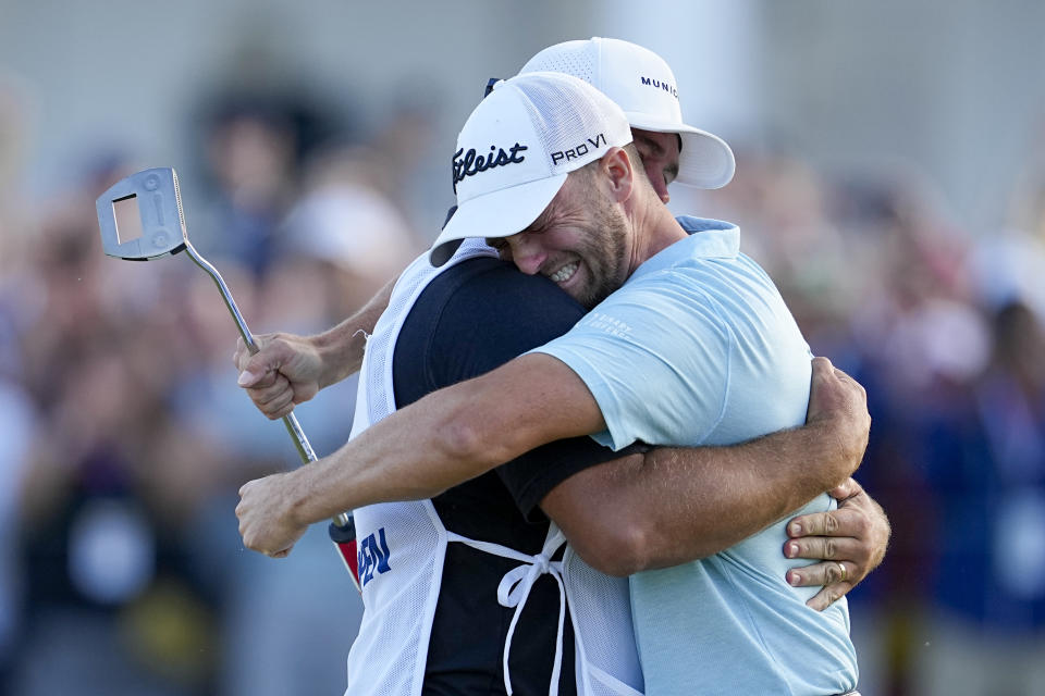 Wyndham Clark celebrates with his caddie after winning after the U.S. Open golf tournament at Los Angeles Country Club on Sunday, June 18, 2023, in Los Angeles. (AP Photo/George Walker IV)