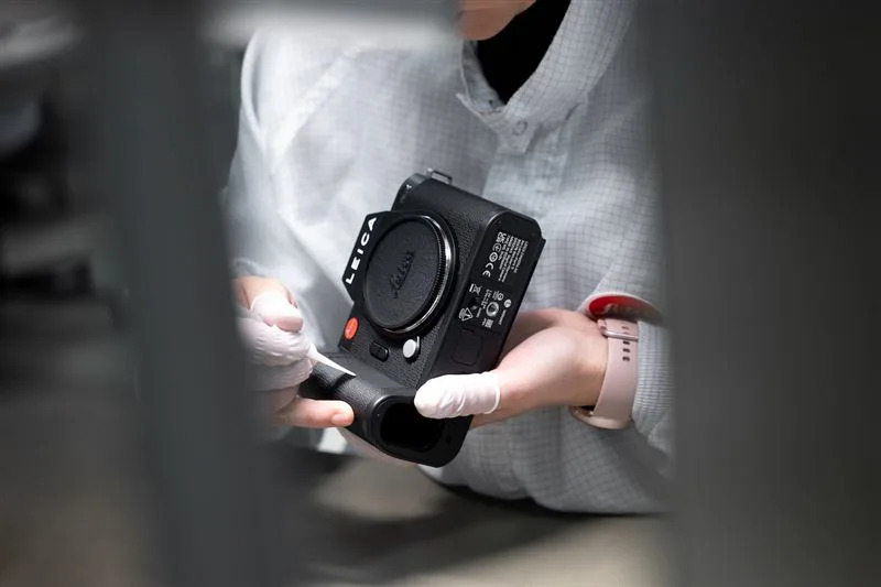 徠卡SL3以配備三倍可變解析度技術的全片幅背照式感光元件（BSI CMOS）為核心，全金屬機身外殼搭配雅致覆皮，保護相機安全。