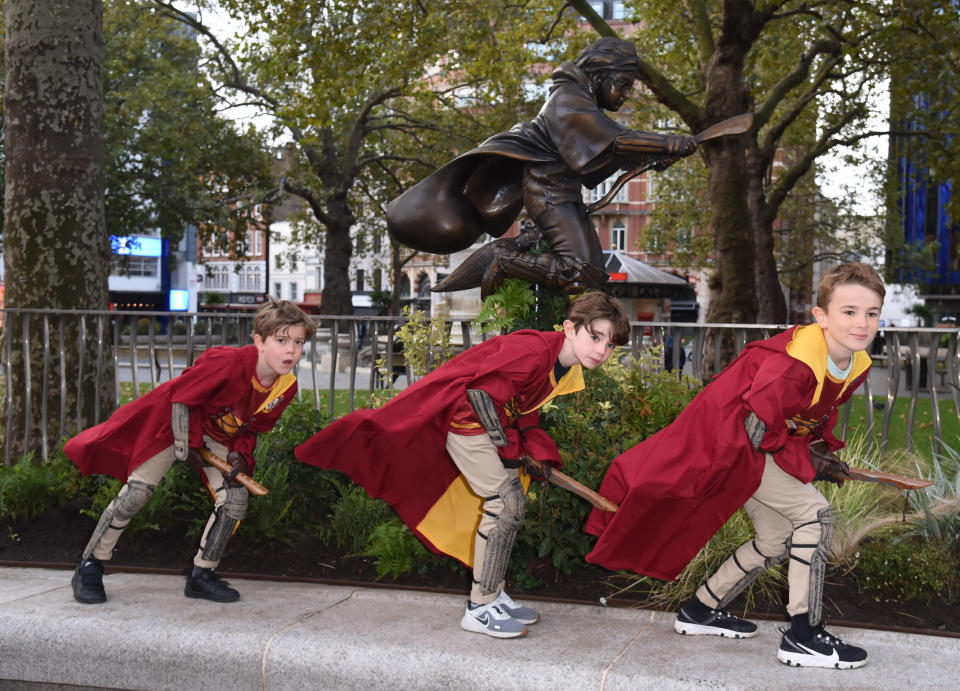 In bronzo e con il volto di Daniel Radcliffe, la statua del mago più famoso al mondo è stata rivelata a Leicester Square, una delle piazze più note e centrali della capitale britannica (Photo by David M. Benett/Dave Benett/Getty Images)