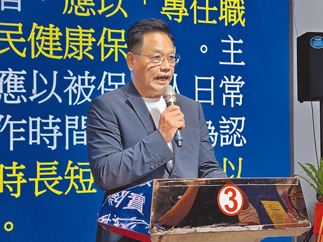 國民黨新竹市長候選人林耕仁4日在記者會上炮火持續對準高虹安，質疑李姓助理為「兼職」，加班費時數竟可報到每月40多個小時，比其他專任助理還多。（王惠慧攝）