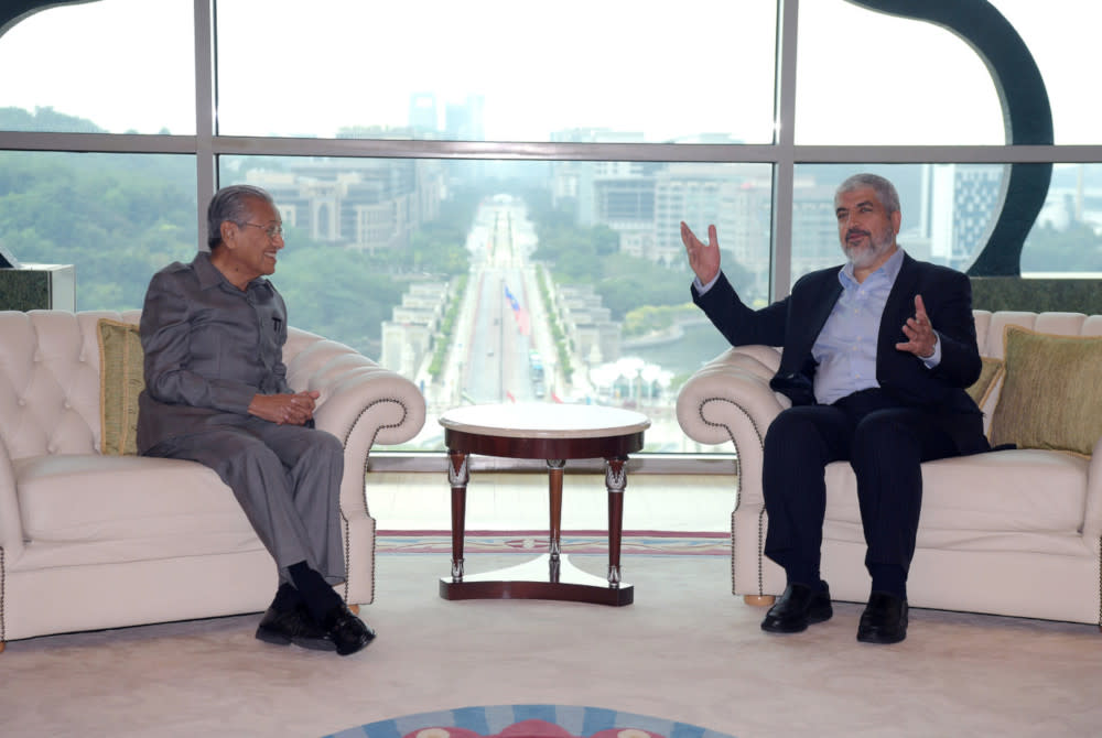 Prime Minister Tun Dr Mahathir Mohamad speaks to former Hamas chairman Khalid Meshaal at Perdana Putra May 22, 2019. — Bernama pic