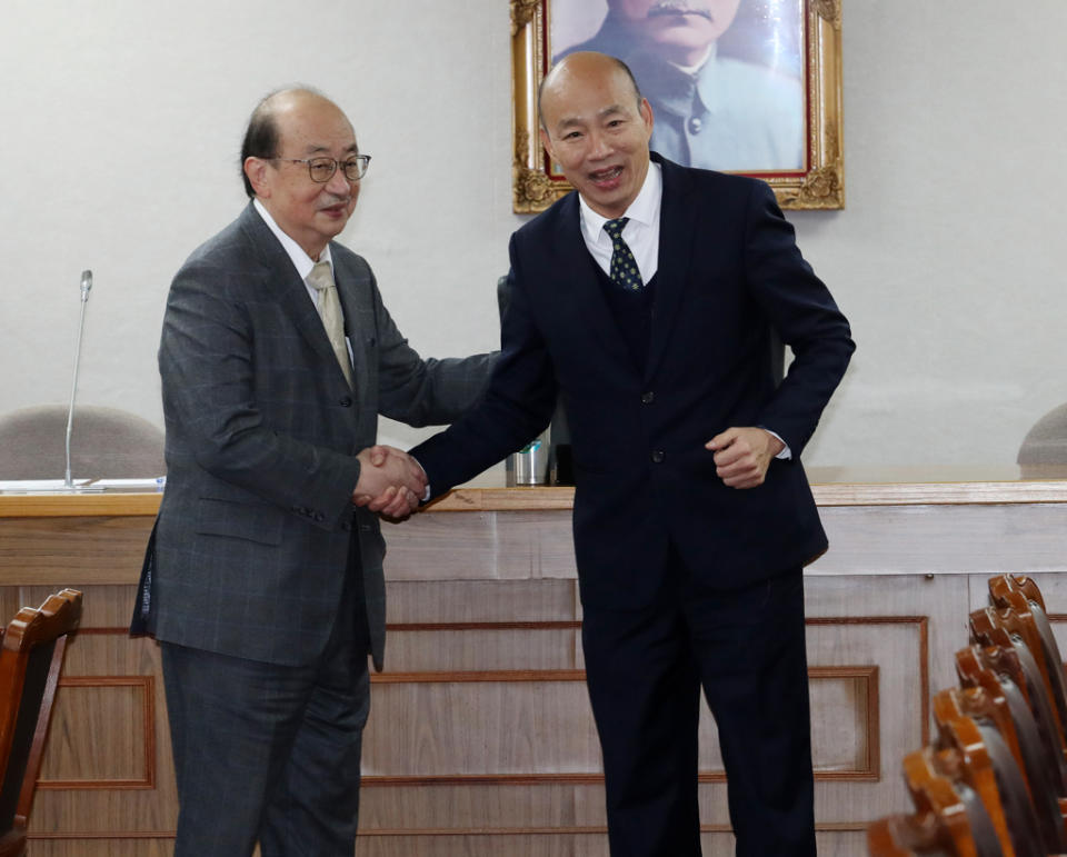立法院長韓國瑜(右)5日主持立法院黨團協商，會前與民進黨團總召柯建銘(左)握手致意。（劉宗龍攝）