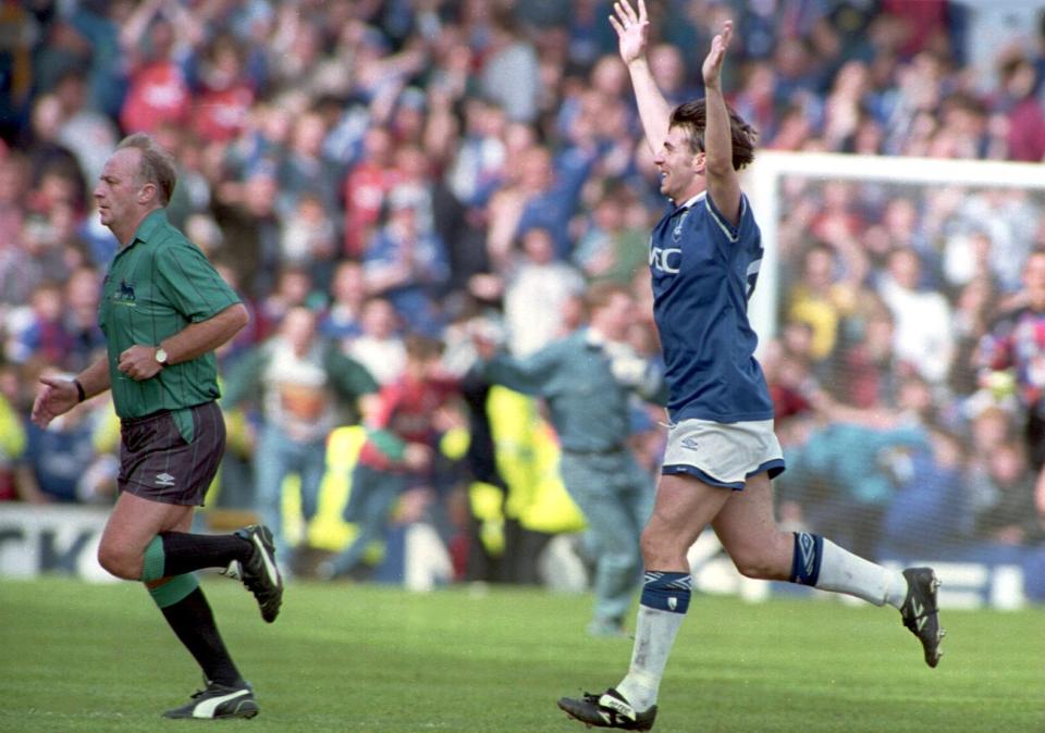 DAVID UNSWORTH CELEBRATES AFTER DEFEATING WIMBLEDON 3-2 AT GOODISON PARK, EVERTON - Getty Images/Clive Brunskill