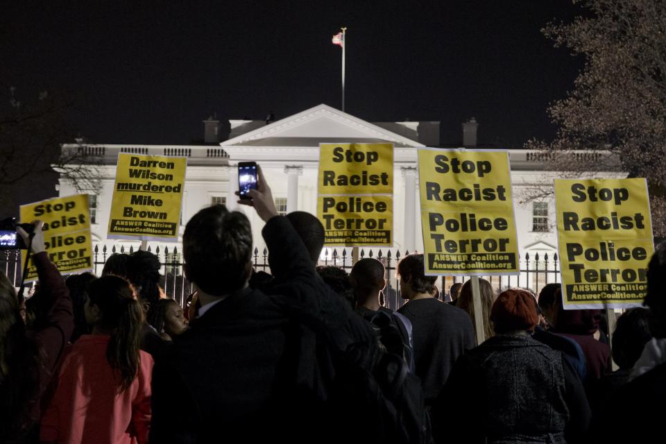 Manifestantes protestan frente a la Casa Blanca tras el fallo en el caso de Michael Brown. (AP)