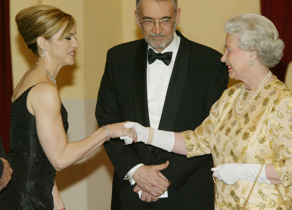 Queen Elizabeth II greets Madonna (Dan Chung / Reuters)