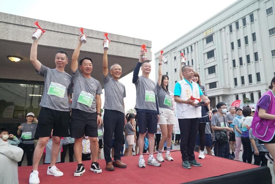 站在左四者便是BC台灣柏釧董事長–黃錦章，活動當天特別與參與來賓共同鳴槍起跑，正式展開第五屆的「BC台灣柏釧公益路跑」活動。