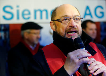 Social Democratic Party (SPD) leader Martin Schulz gestures as he speaks during demonstration of Siemens employees and union members outside a meeting of the Siemens works council in Berlin, Germany, November 23, 2017. REUTERS/Hannibal Hanschke