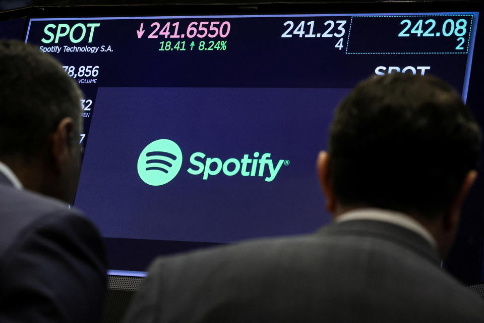 Layar yang menampilkan logo Spotify dan informasi perdagangan di lantai New York Stock Exchange (NYSE) di New York City, AS, 6 Februari 2024. REUTERS/Brendan McDiarmid