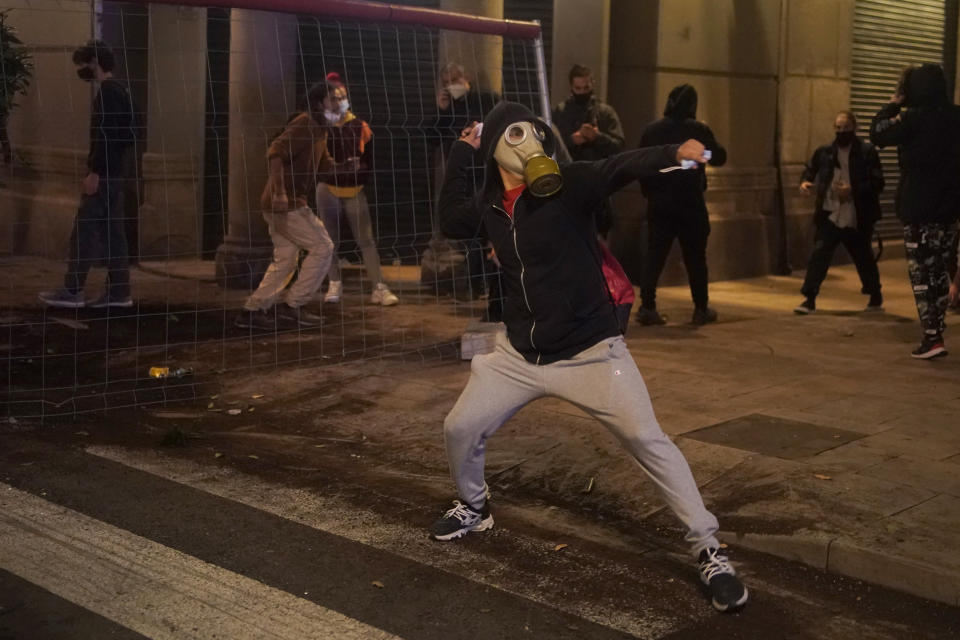 Le immagini della seconda notte di manifestazioni contro le restrizioni anti-Covid a Barcellona, sabato 31 ottobre. Una ventina di persone è risultata ferita, e altrettante sono state arrestate. (AP Photo/Joan Mateu)