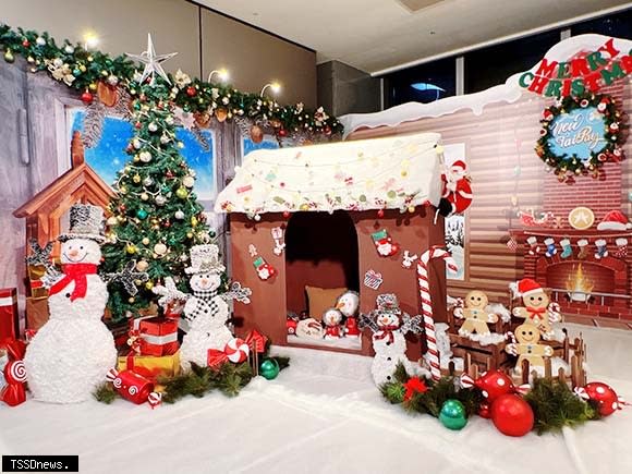 新北歡樂耶誕城NewTaiPAY好禮活動攤位呈現聖誕節薑餅屋雪景佈置。（圖／新北資訊中心提供）