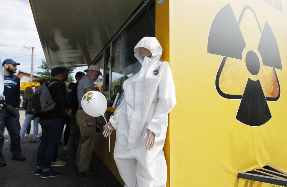 Besucher stehen neben einem Geschäft mit Souvenirs am Checkpoint Dytyatky in der Sperrzone von Tschernobyl in Pripyat. (Bild: ddp)