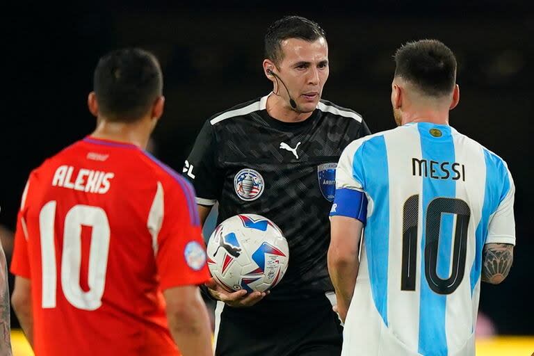 Messi habla con el árbitro uruguayo Andrés Matonte luego del final del primer tiempo 