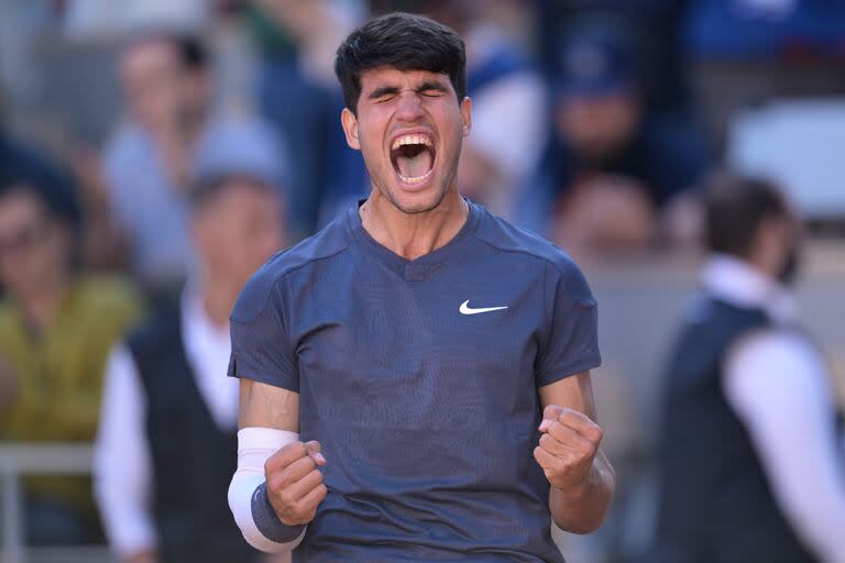 El español Carlos Alcaraz festeja tras vencer en cinco sets al italiano Jannik Sinner en una de las semifinales de Roland Garros