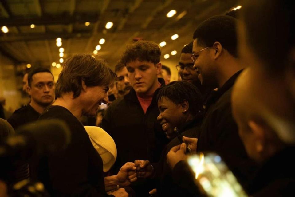 Capt. Dave Pollard, the aircraft’s carrier and commanding officer said the Hollywood actor’s visit was good for the crew’s morale (@USNavy)