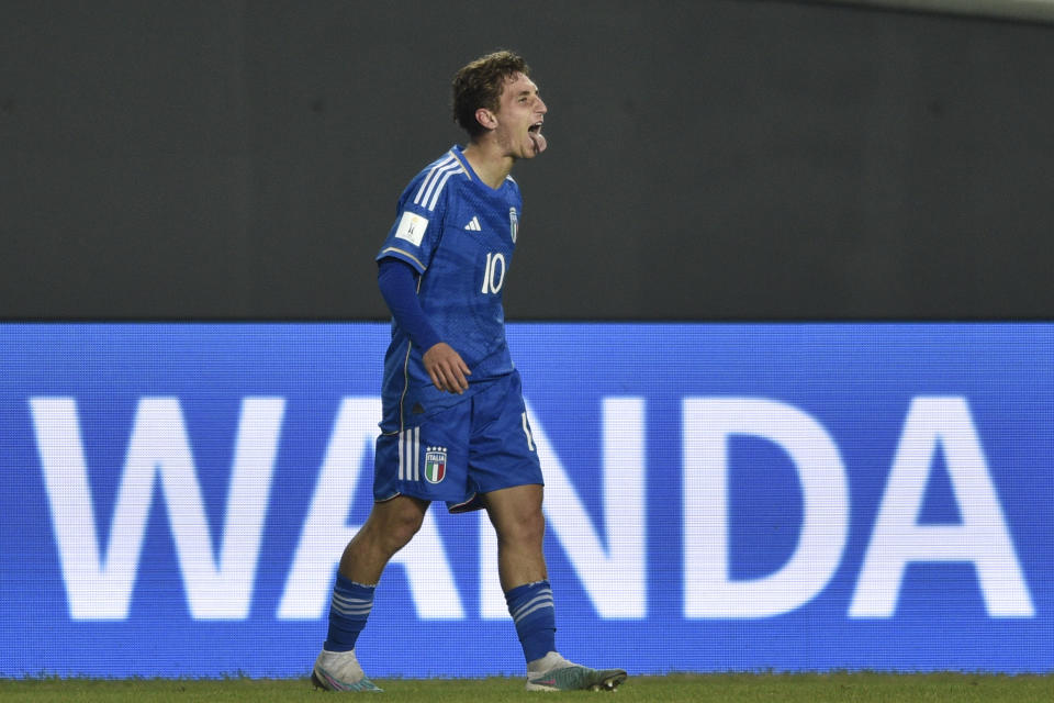 Tommaso Baldanzi de Italia celebra la apertura del marcador contra Inglaterra en un partido por los octavos de final del Mundial Sub20 en el estadio Diego Maradona de La Plata, Argentina, miércoles 31 mayo, 2023. (AP Foto/Gustavo Garello)