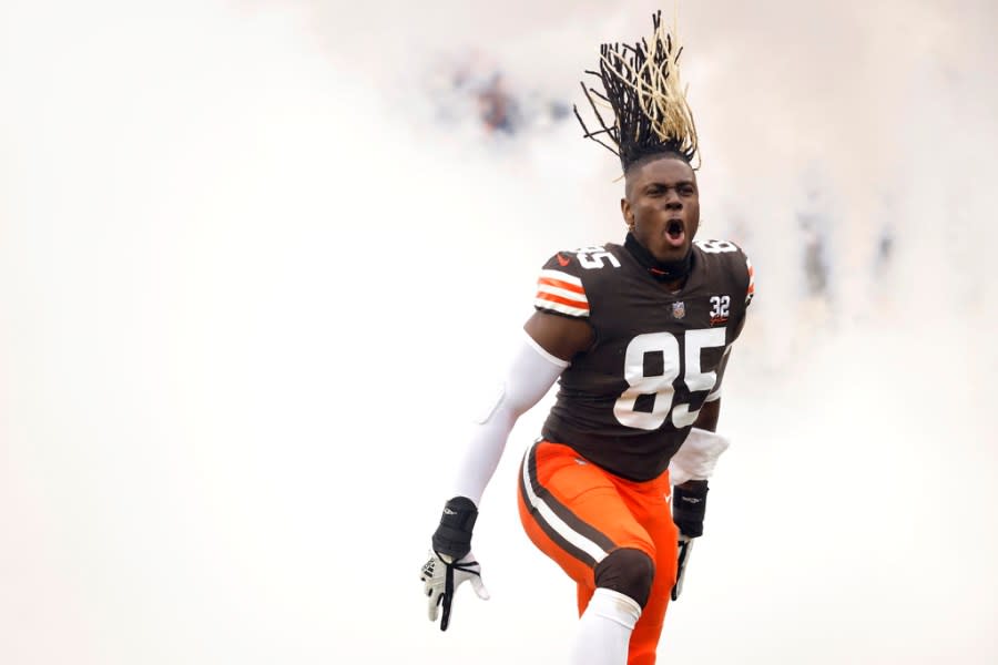 Cleveland Browns tight end David Njoku (85) runs onto the field prior to the start of an NFL football game against the Chicago Bears, Sunday, Dec. 17, 2023, in Cleveland. (AP Photo/Kirk Irwin)