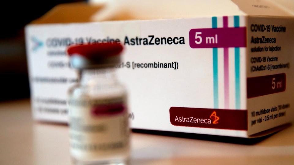 Eine Ampulle mit dem Corona-Impfstoff des schwedisch-britischen Pharmakonzerns Astrazeneca.