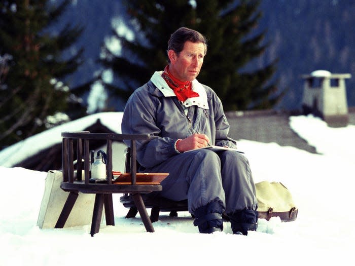 Prinz Charles beim Malen mit Aquarellfarben in Klosters, Schweiz, im Jahr 1994. - Copyright: Julian Parker/UK Press/Getty Images